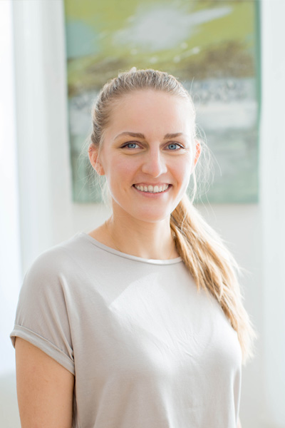 Anja Pillwein, MSc | Physiotherapeutin, Sportphysiotherapeutin, Osteopathin | Praxis in der Innenstadt